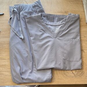 Med Couture Women’s Scrub Set in Light Gray